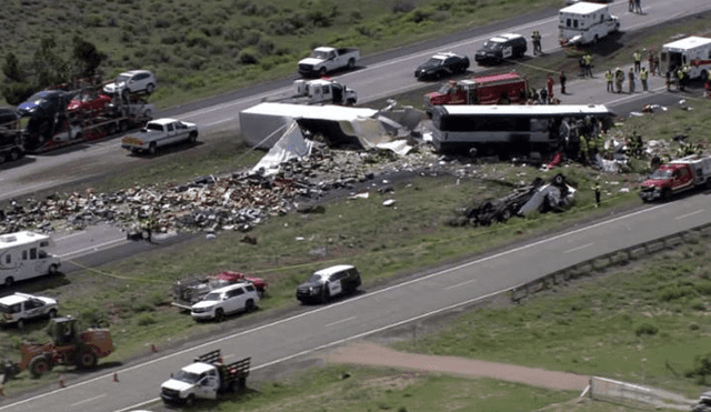 Choque de autobús con gigante camión en Nuevo México deja varios muertos [FOTOS]