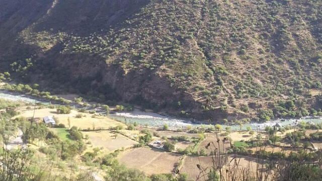 Aguas del río Velille repentinamente tomó un color verde oscuro. Foto: Agencia Cusco Comunicaciones.