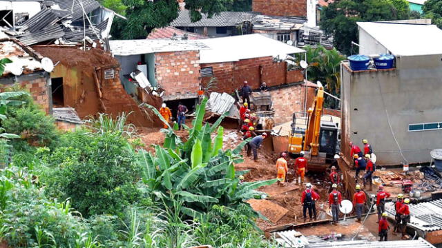 Bomberos trabajan en la búsqueda de víctimas tras el colapso de algunas casas, en Vila Bernadete, región de Barreiro, en Belo Horizonte (Brasil).
