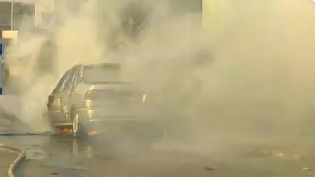 La Victoria: vehículo se incendió en avenida Iquitos por falla en sistema eléctrico [VIDEO]