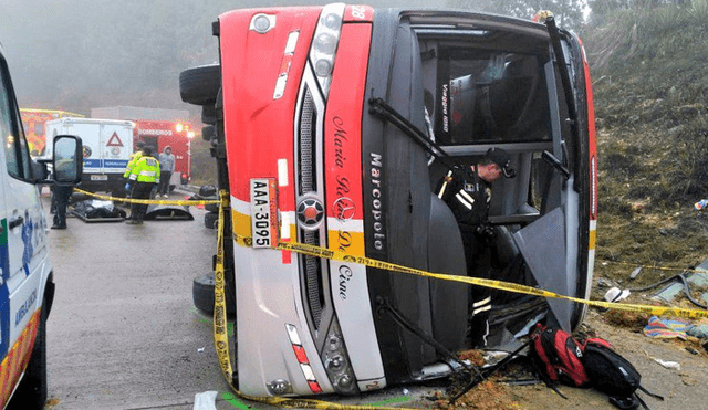 Aparatoso accidente en carretera de Ecuador deja 11 muertos [FOTOS]