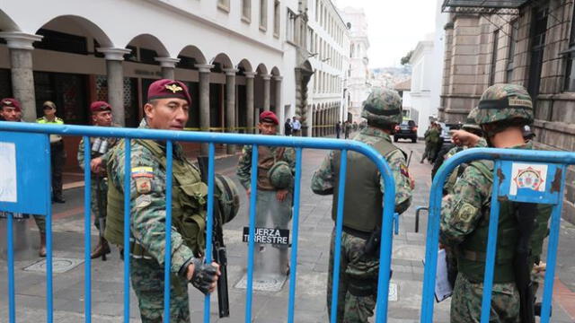 Militares evacuaron el palacio de Gobierno de Ecuador. Foto: EFE