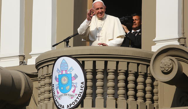 Francisco se despidió de fieles que lo esperaron en la Nunciatura Apostólica