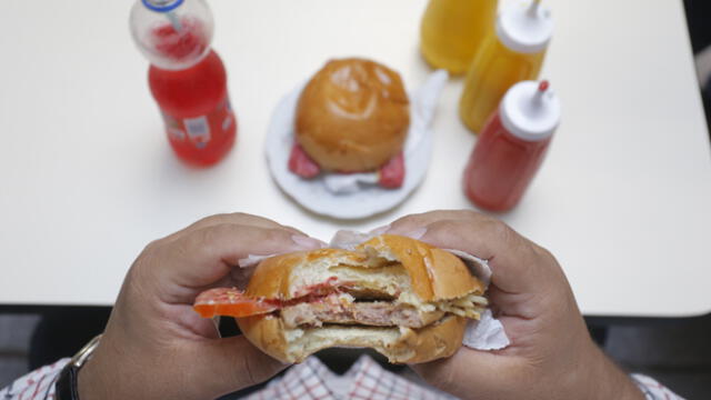 Obesidad y sobrepeso son ocasionados por el excesivo consumo de alimentos de bajo valor nutricional y altísimo poder calórico. (Foto: Miguel Gutiérrez / La República)