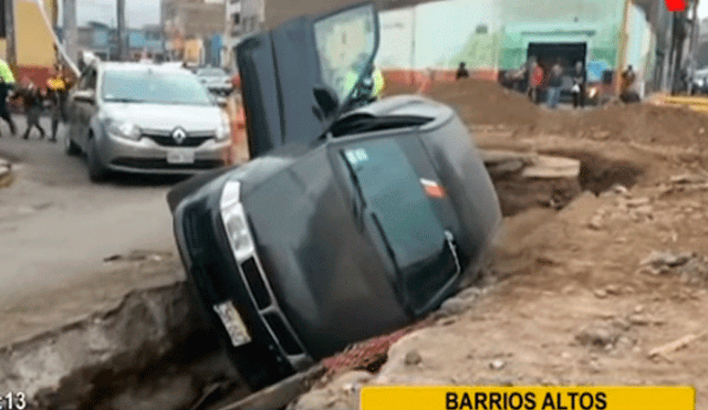 Barrios Altos: obra inconclusa ocasiona caída de auto dentro de zanja [VIDEO]