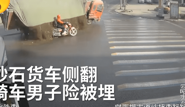YouTube: preciso momento en que motociclista se salva de morir sepultado [VIDEO]