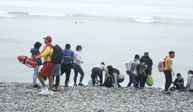 Entre adultos y menores de edad, decenas acudieron a playas, pero algunos sin tomar las precauciones del caso. Foto: Jhon Reyes / La República