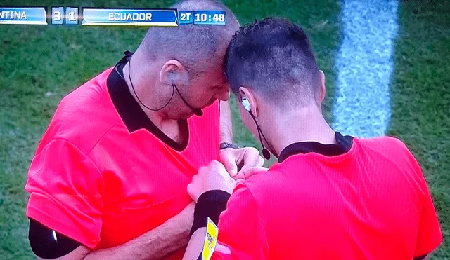 Argentina vs. Ecuador: árbitro se lesionó y pidió su cambio.