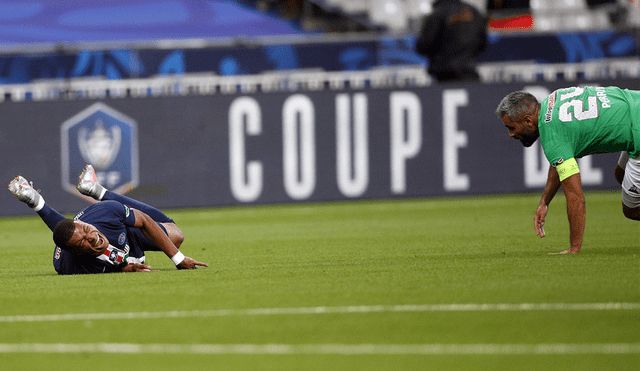 Kylian Mbappé se retuerce de dolor tras la falta sufrida en la final de la Copa de Francia. Foto: EFE.