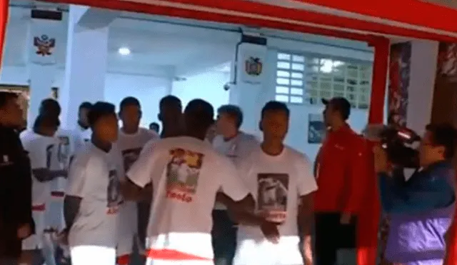 Perú vs Ecuador: jugadores entrenaron con polos de aliento a Hurtado y Rodríguez [VIDEO]