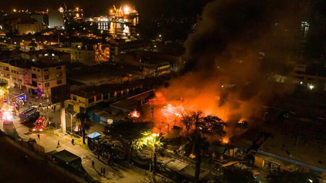 El incendio de grandes proporciones se produjo la madrugada de este martes en Ilo.  Créditos: Estudiosteban