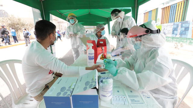 Personal de salud realizó pruebas rápidas en distrito que registró alta incidencia de casos del nuevo coronavirus. / Créditos: EsSalud