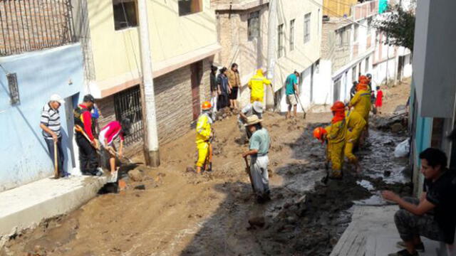 Arequipa: Rotura de tubería matriz afectó a 20 familias e inundó casas