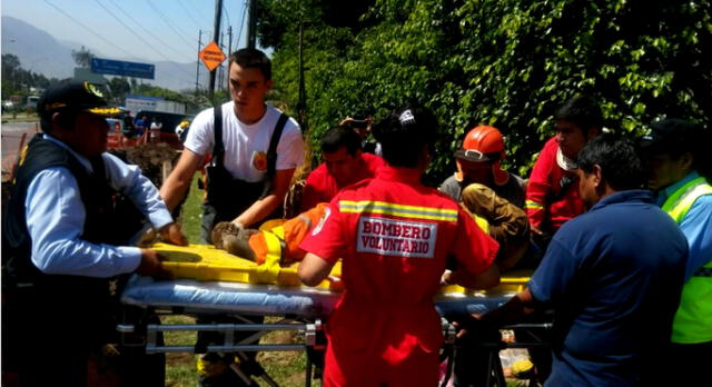 Lima: Rescatan graves a 4 obreros atrapados por derrumbe en una zanja