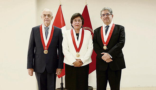 Elegidos. Augusto Ferrero junto a la actual presidenta, Marianella Ledesma, y José Luis Sardón. Foto: Tribunal Constitucional