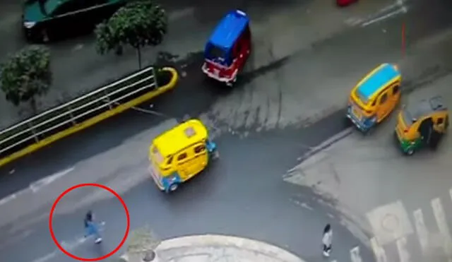 Cámaras captaron el robo del celular en el frontis del Mall del Sur. (Foto: Captura de video / Buenos Días Perú)