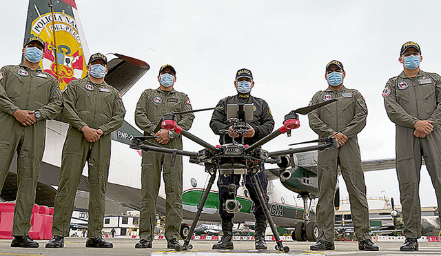Droneros. Parte del equipo de pilotos de drone de la Policía Nacional del Perú con el nuevo hexacóptero Matrice 600.