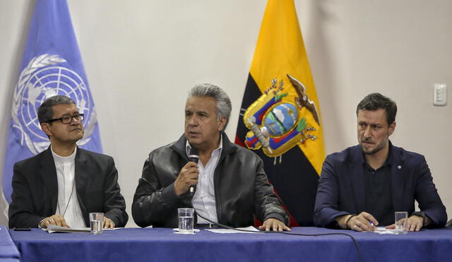 Mesa de diálogo entre indígenas y el presidente de Ecuador, Lenín Moreno. Foto: AFP.