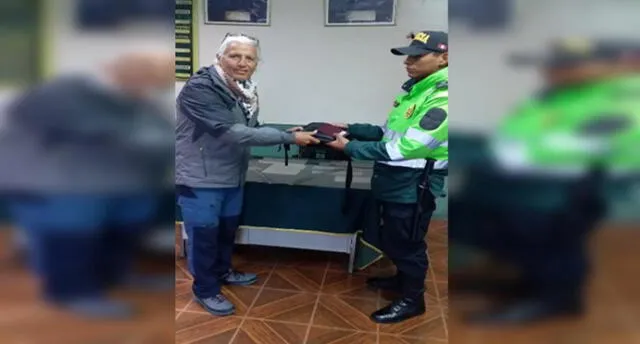 Policías devuelven mochila con más de mil dólares a extranjero en Cusco