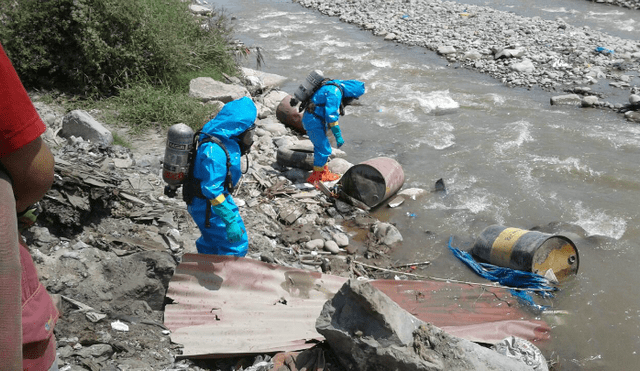 Comas: retiran cilindros que fueron arrojados con material tóxico al río Chillón