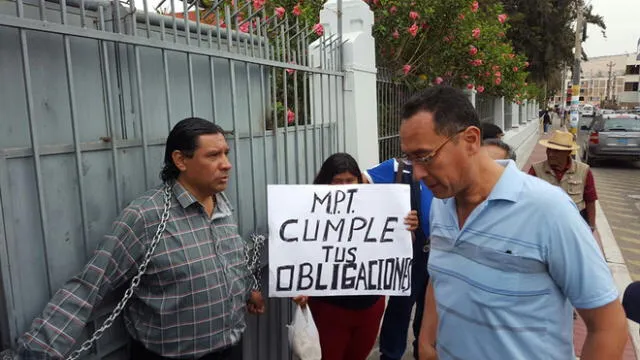 Tacna: Trabajador se encadena a puerta de municipio