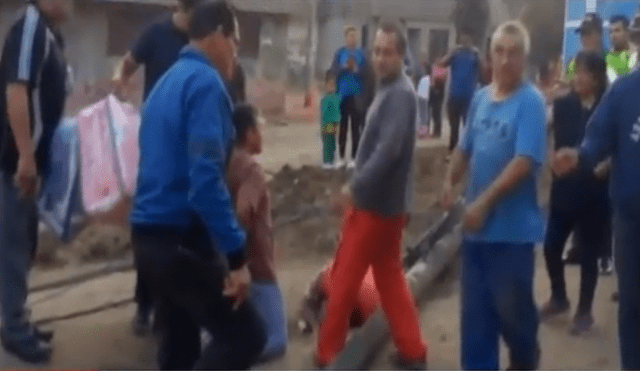 SJL: caminaba por la calle, le cayó un poste de luz y quedó gravemente herido [VIDEO]