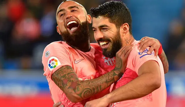 Arturo Vidal y Luis Suárez ganaron una liga española como compañeros en el Barcelona. Foto: AFP.