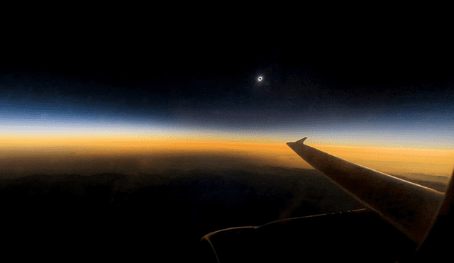 Eclipse solar total observado desde un avión. Foto: AFP