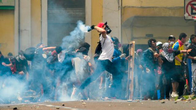 Protestas en Ecuador por el alza de combustible. Foto: AFP.