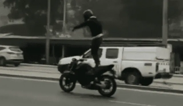SJM: sujeto realiza peligrosa maniobra sobre su motocicleta [VIDEO]