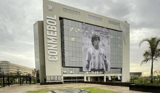La Conmebol homenajeó al 'Pelusa' colgando una foto en su sede de Paraguay. Foto: Conmebol.
