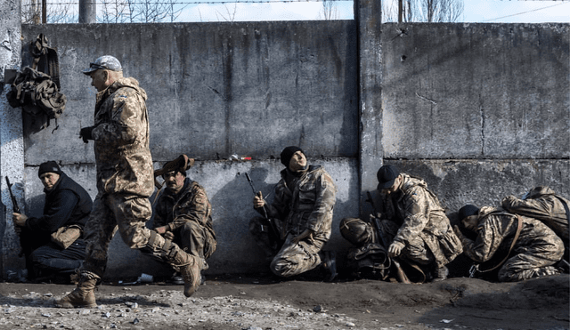 Tras el segundo día de combate, voluntarios ucranianos se arman para apoyar a las fuerzas militares. Foto: