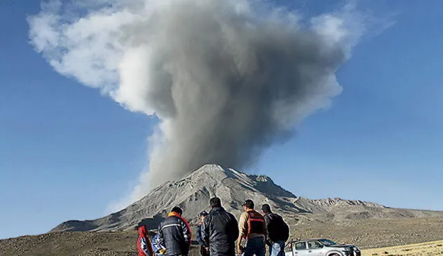 Volcanes Sabancaya y Ubinas aumentan su actividad