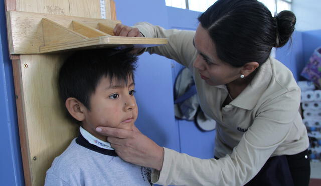 Exámenes médicos sobre crecimiento y nutrición de niños.