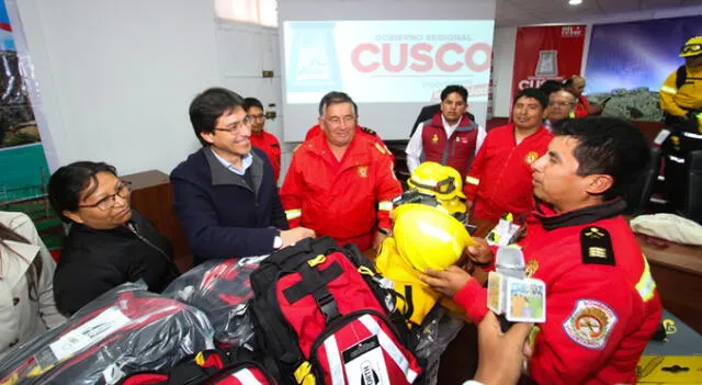 Bomberos recibieron implementos para mejorar sus condiciones de trabajo bajo la promesa del gobernador de Cusco de recibir herramientos y vehículos.