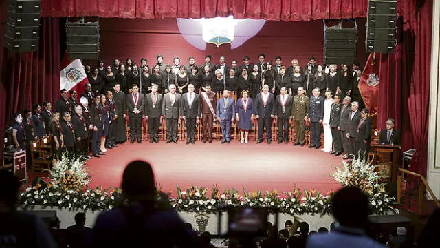 ACTO. Autoridades del sur acompañaron al alcalde provincial Omar Candia en ceremonia por aniversario de Arequipa.