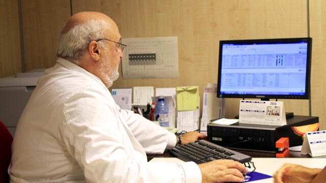 Dos médicos se encuentran colaborando a través de la atención telefónica para descartar posibles casos del COVID-19. (Foto: Redacción Médica)