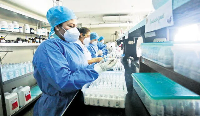 Proceso. Químicos farmacéuticos de la Policía Nacional en plena elaboración de ivermectina en sus laboratorios. (Foto: Flavio Matos)
