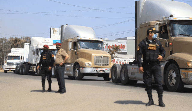 La Policía se mantiene en alerta ante el paro anunciado por los transportistas. Foto: Clinton Medina/ LA República