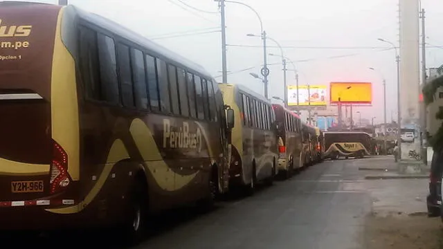 #YoDenuncio: continúa molestia por uso de vía auxiliar como estacionamiento 