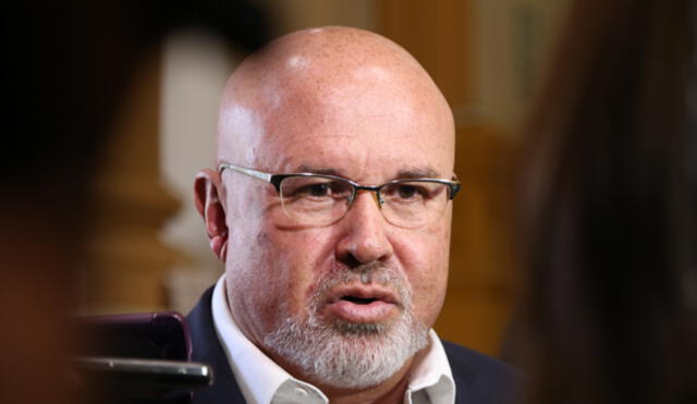 Carlos Bruce considera que interpelación a Vizcarra "no es un demérito para un ministro"