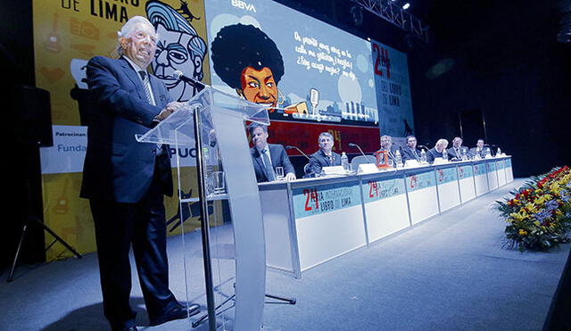 Elegido. Mario vargas Llosa durante la inauguración de la 24 Feria internacional del Libro. Al lado, la mesa de honor que contó con la presencia del presidente Martín Vizcarra.