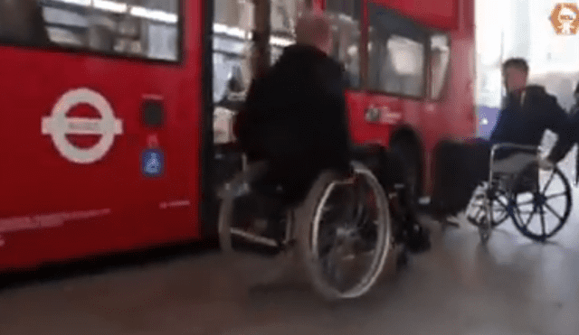Facebook: hombres en sillas de ruedas tienen brutal pelea para ver quién sube primero a bus [VIDEO]