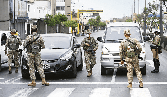 En las calles. En el segundo día del aislamiento social, los militares apoyaron en el control del desplazamiento vehículos. autorizados. Foto: Marco Cotrina.
