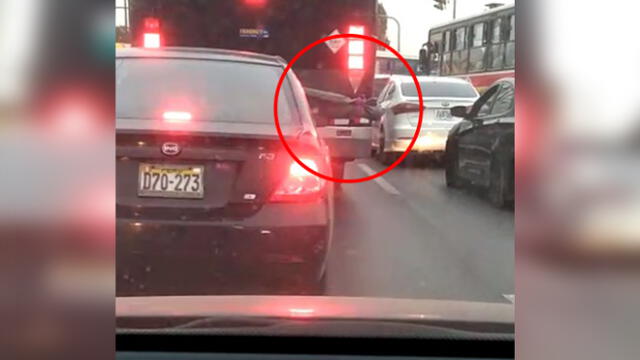 Panamericana Norte: conductor traslada palos que salen por ventana de vehículo