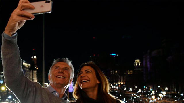 Mauricio Macri junto a su esposa, Juliana Awanda. Foto: AFP.