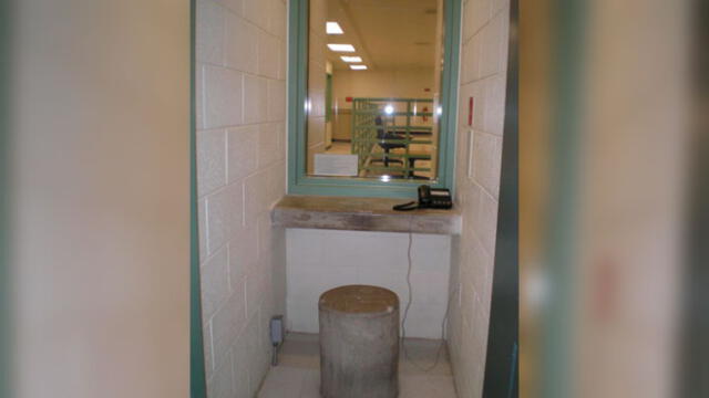 Esta es la cabina en donde 'El Chapo' se comunica con su abogada. Foto: Difusión