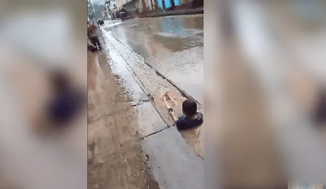 Video es viral en Facebook. Las lluvias son tan fuertes en Chanchamayo que un pequeño fue grabado jugando con el agua que formó una especie de tobogán en las calles. Foto: Captura.