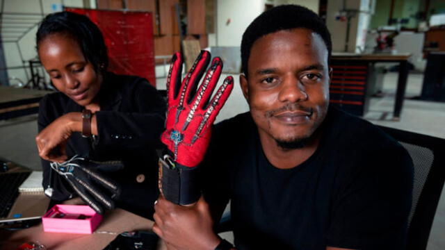 Ingeniero crea guantes para escuchar lo que se comunica por lenguaje de señas