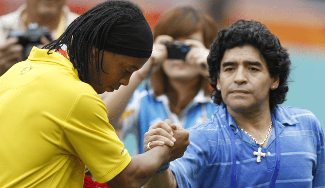 Maradona y Ronaldinho mantienen una gran amistad. (Créditos: AFP)